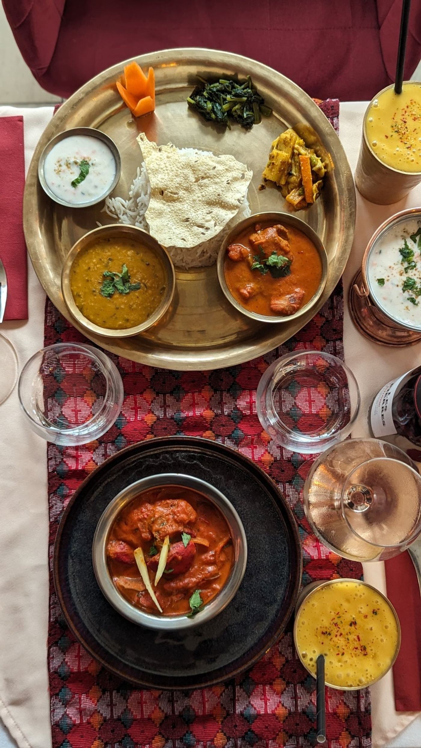 Assortiment Jimbu : thali, poulet tikka masala, lassi et raïta