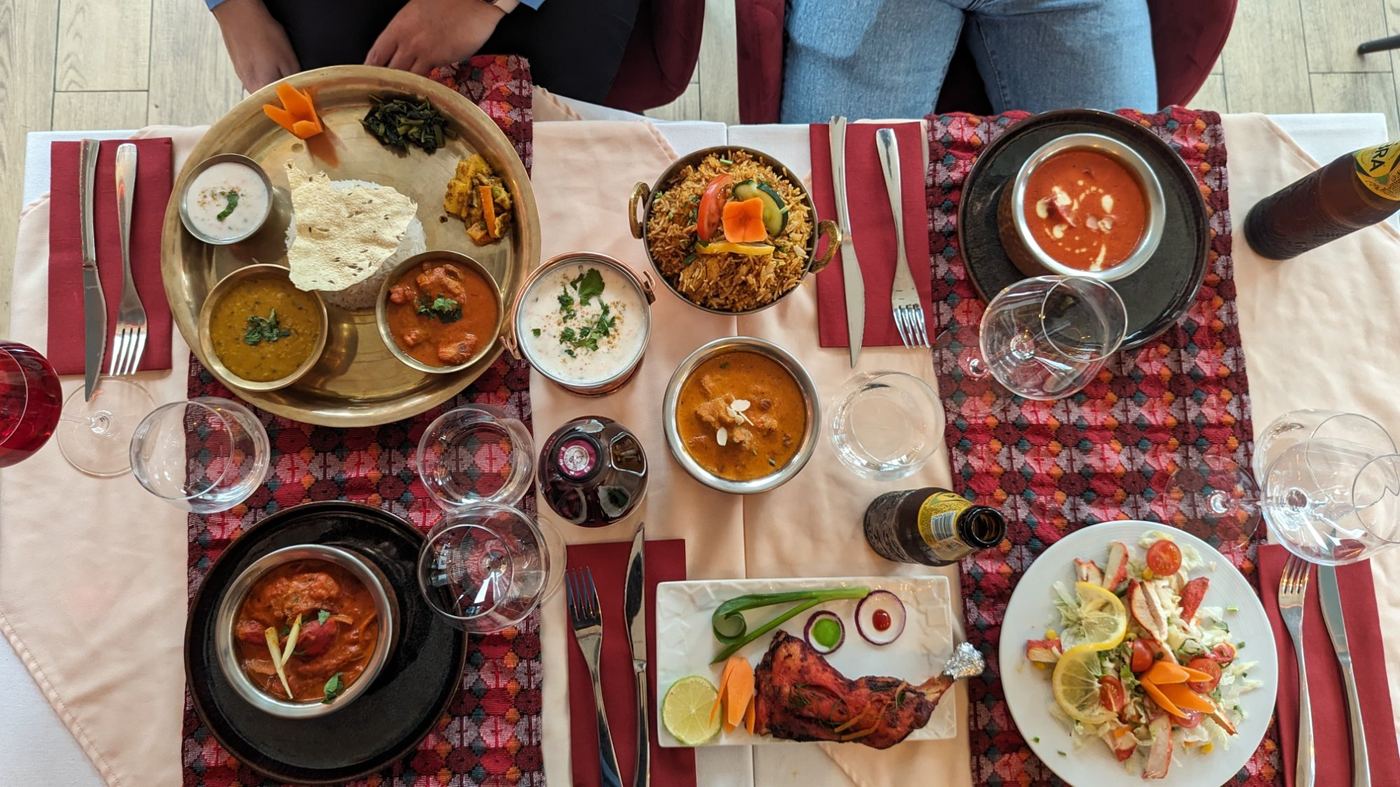 Table garnie de plats népalais et indiens au restaurant Jimbu